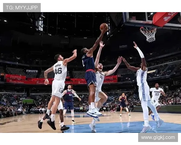 快船遭遇惨败小卡复出难挽颓势球队近12场仅获2胜西部倒四危机加剧