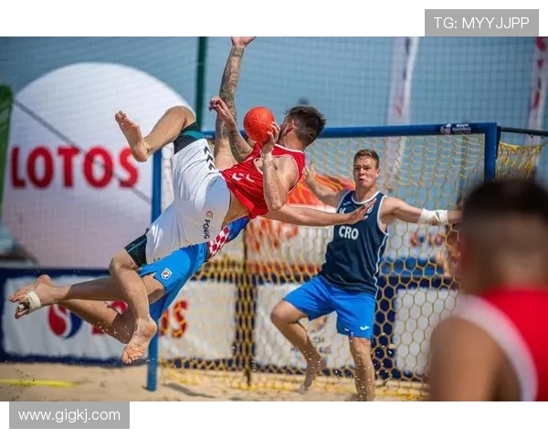 布克赞马卢阿奇表现出色积极拼搏与身体对抗令人印象深刻